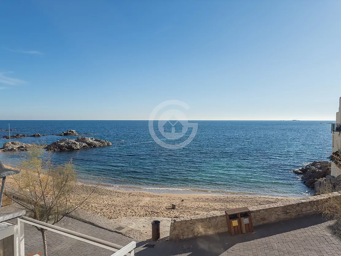 Appartement en première ligne avec vue panoramique sur la mer.