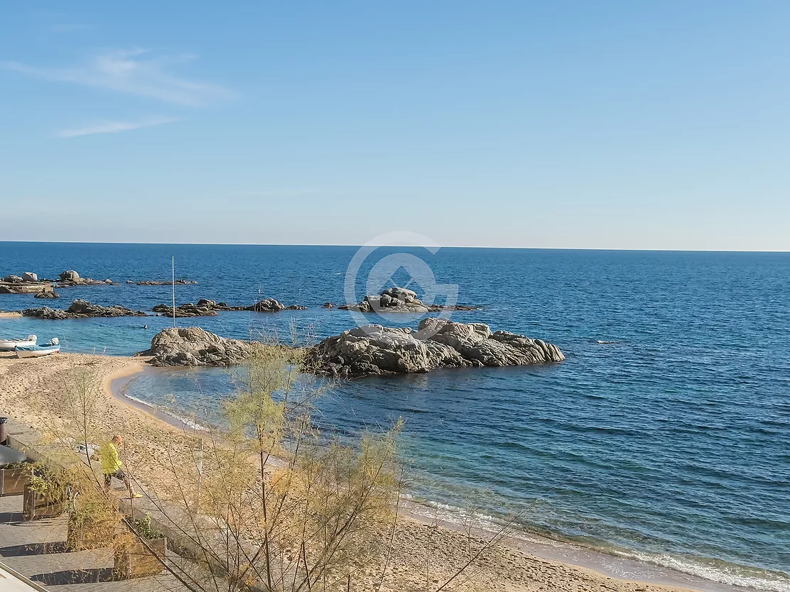 Apartament en primera línia amb vistes panoràmiques al mar.