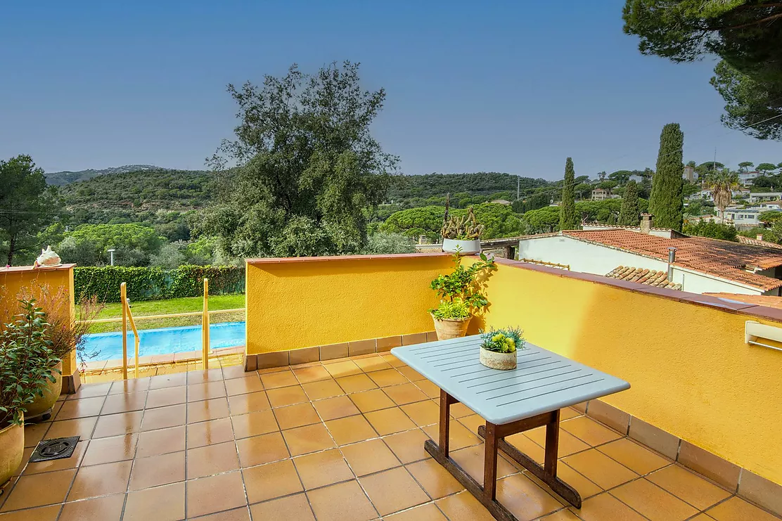 Casa adossada cantonera amb piscina.