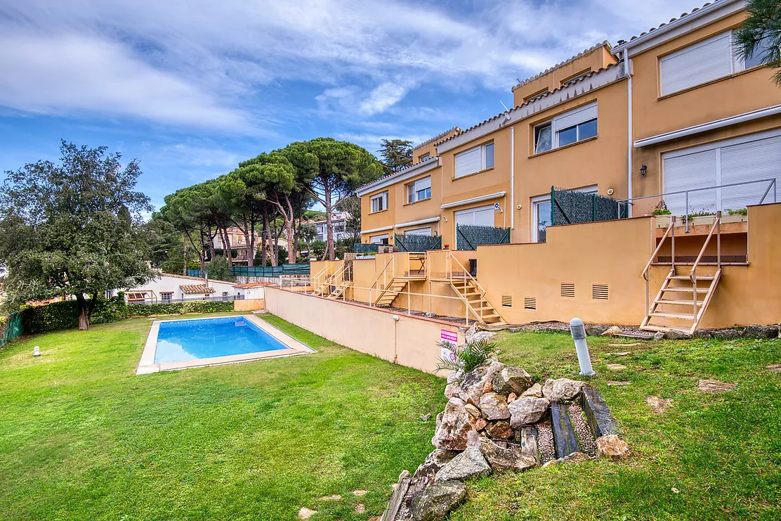 Casa adosada esquinera con piscina comunitária.