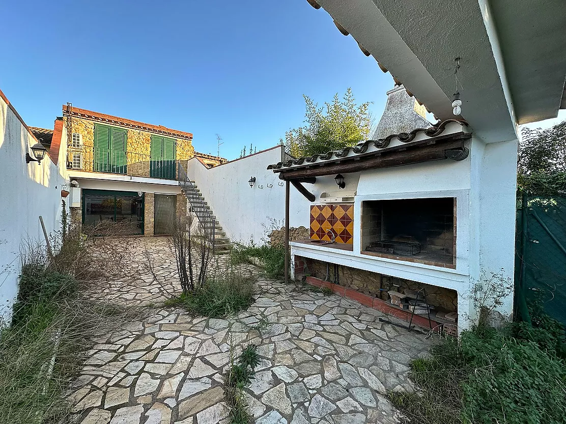 Maison avec grand jardin à vendre à La Bisbal d'Empordà.