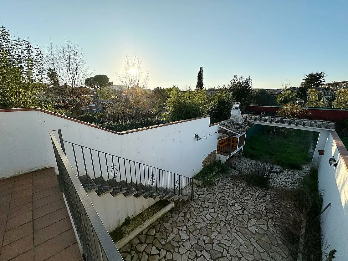 Maison avec grand jardin à vendre à La Bisbal d'Empordà.