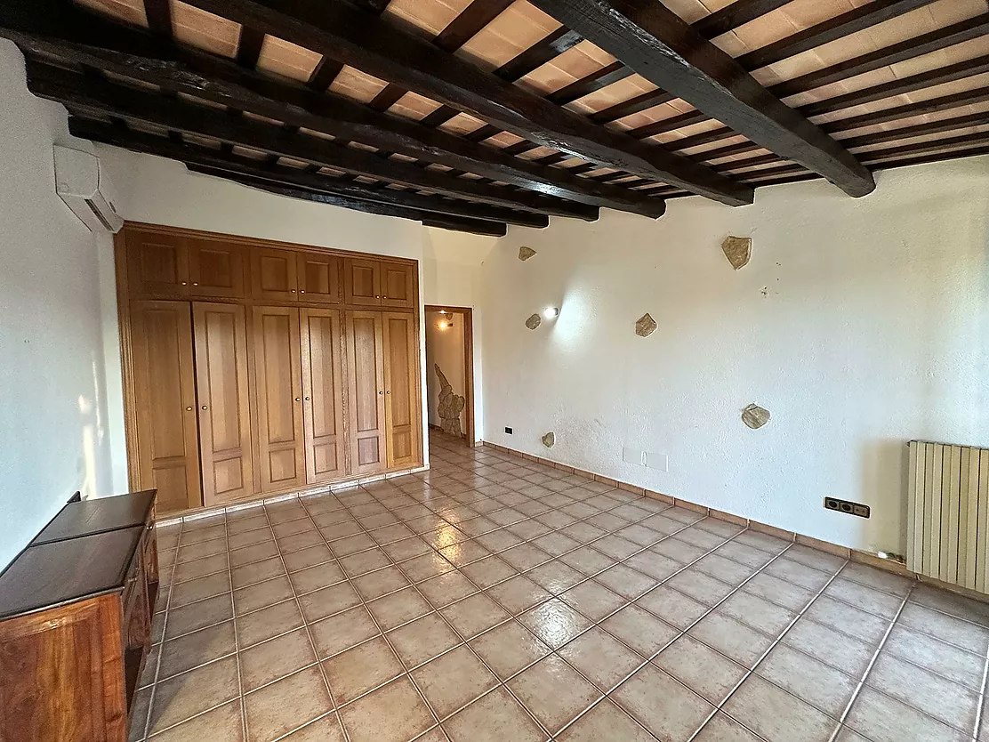 Maison avec grand jardin à vendre à La Bisbal d'Empordà.