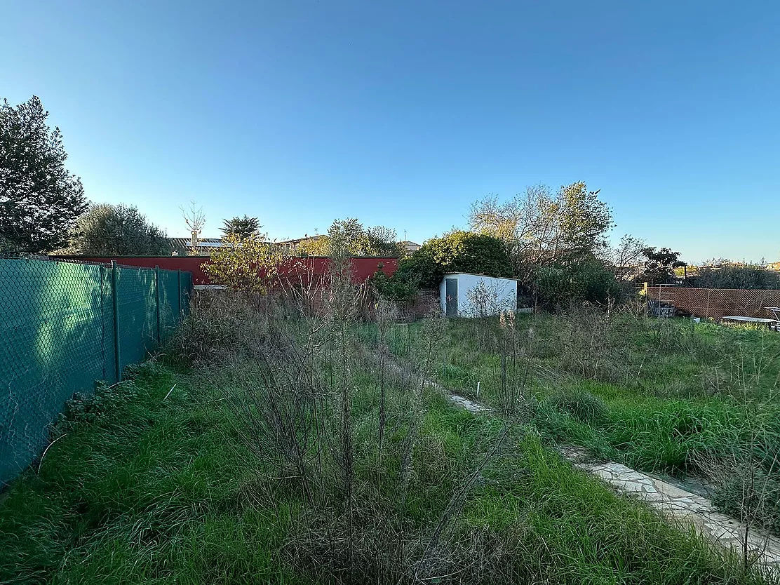 Maison avec grand jardin à vendre à La Bisbal d'Empordà.