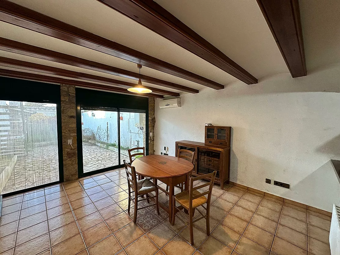 Maison avec grand jardin à vendre à La Bisbal d'Empordà.