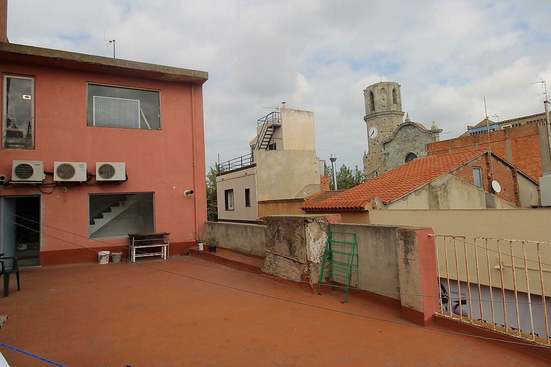 BÂTIMENT SITUÉ EN FACE DE L'ÉGLISE DE MALGRAT DE MAR