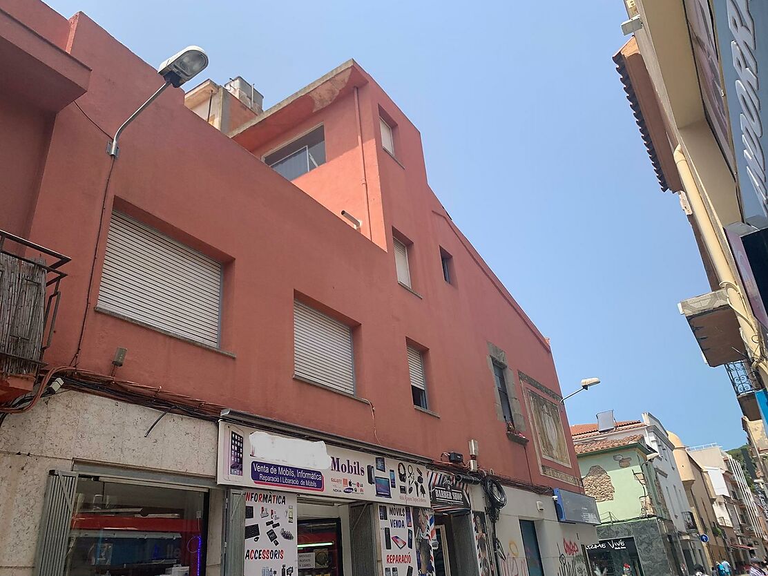 EDIFICIO SITUADO EN FRENTE DE LA IGLESIA DE MALGRAT DE MAR