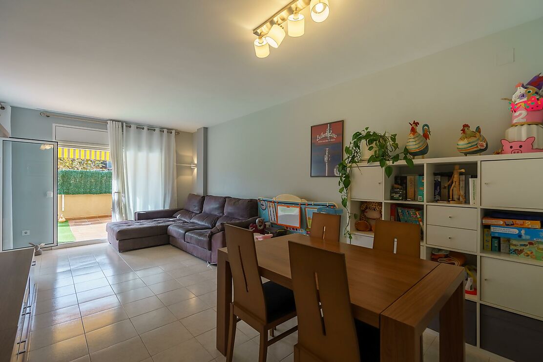 Impecable piso de tres habitaciones con terraza en Palamós.