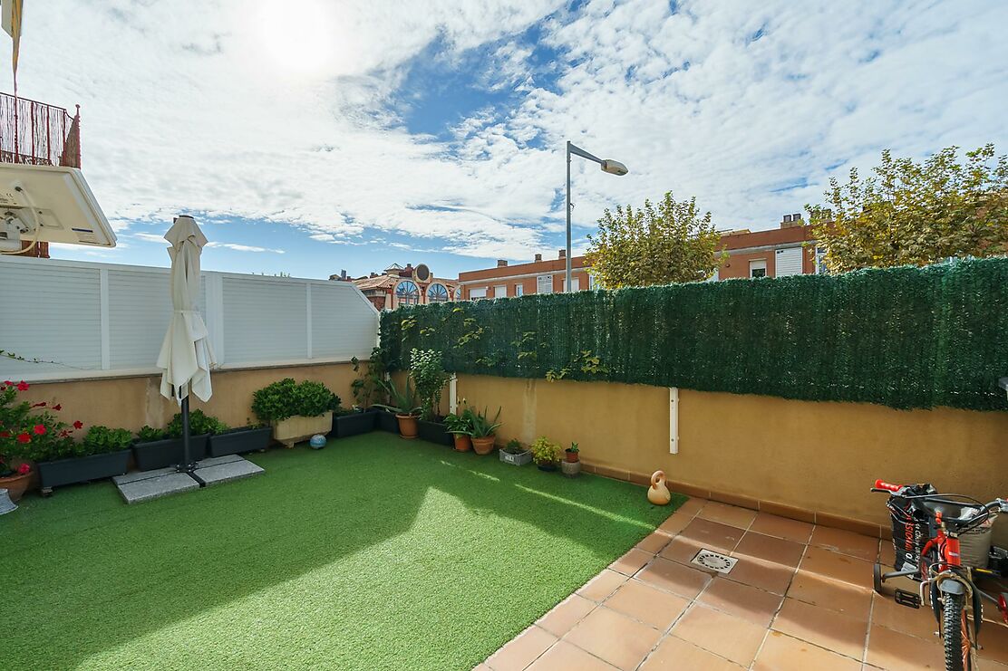 Impecable piso de tres habitaciones con terraza en Palamós.