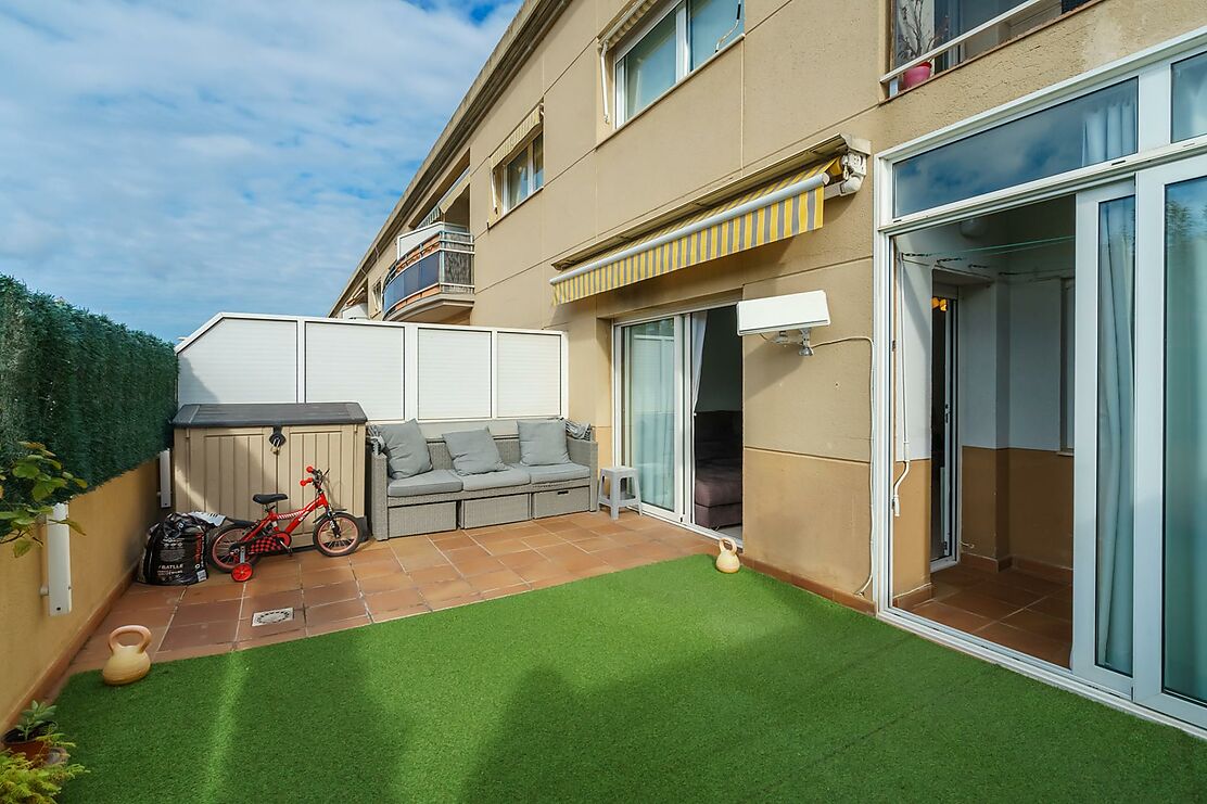 Impecable piso de tres habitaciones con terraza en Palamós.