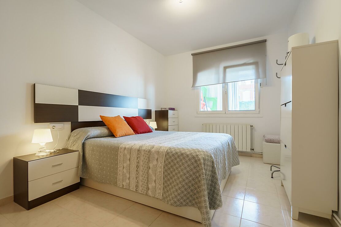 Impecable piso de tres habitaciones con terraza en Palamós.