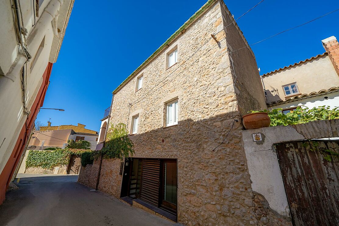 Pour réaliser le rêve de vivre dans une maison de village rénovée de l'Empordà.