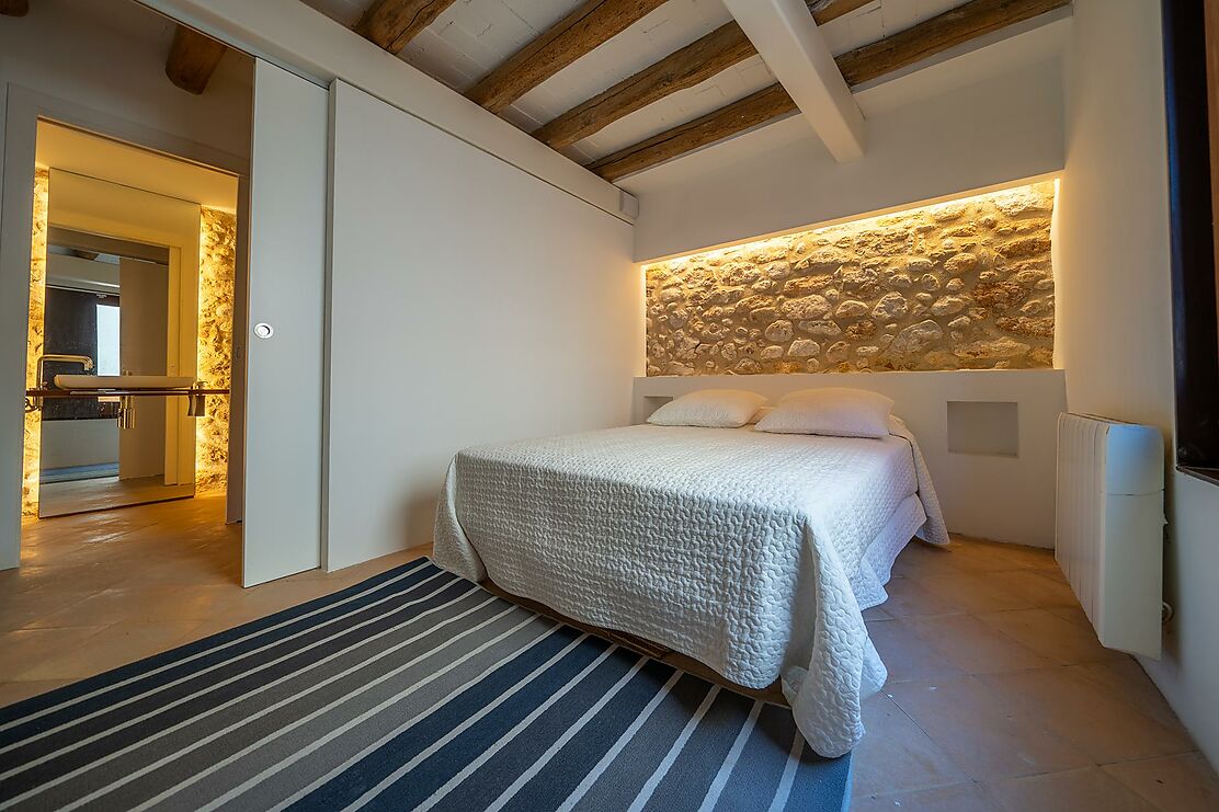 To make the dream of living in a renovated village house in the Empordà come true.