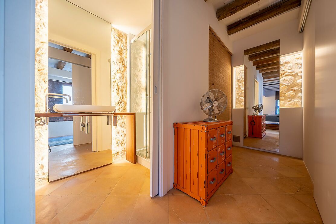 To make the dream of living in a renovated village house in the Empordà come true.