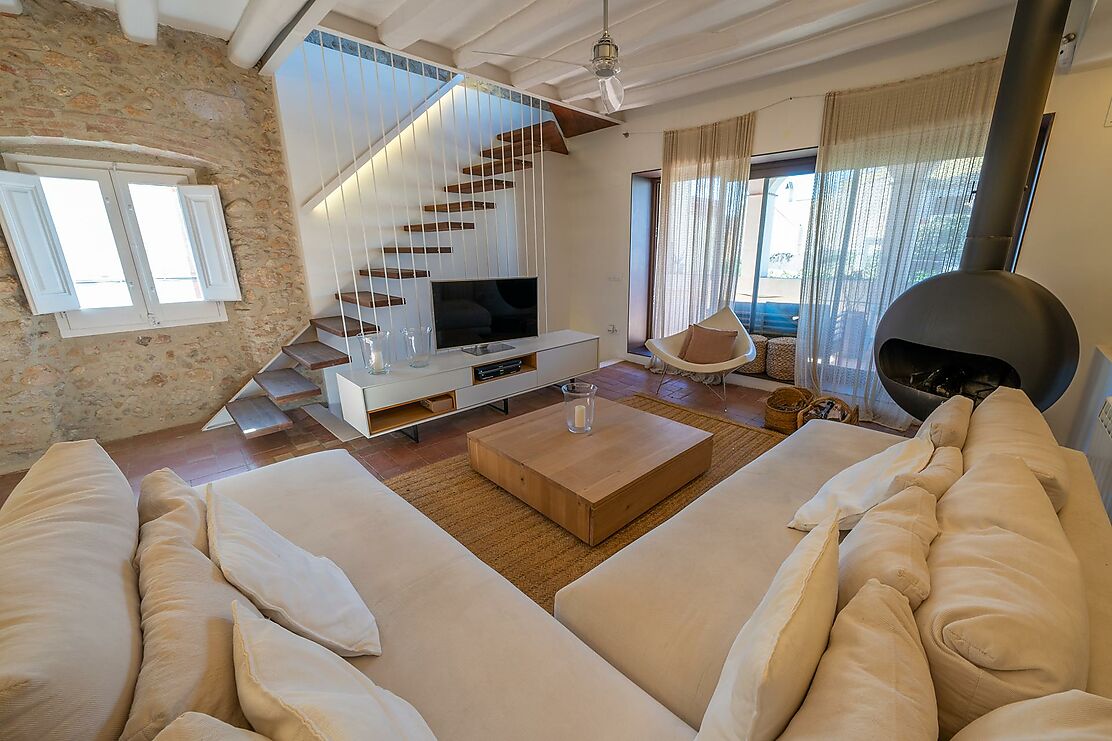 Pour réaliser le rêve de vivre dans une maison de village rénovée de l'Empordà.