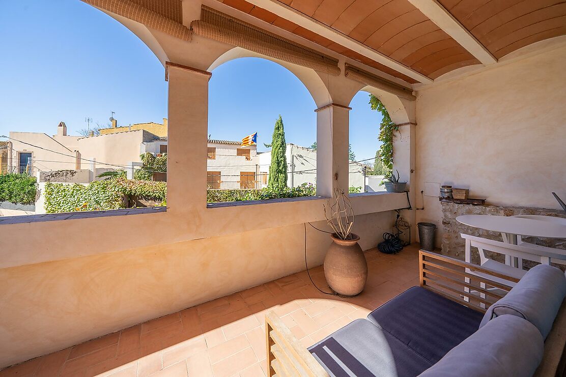 To make the dream of living in a renovated village house in the Empordà come true.