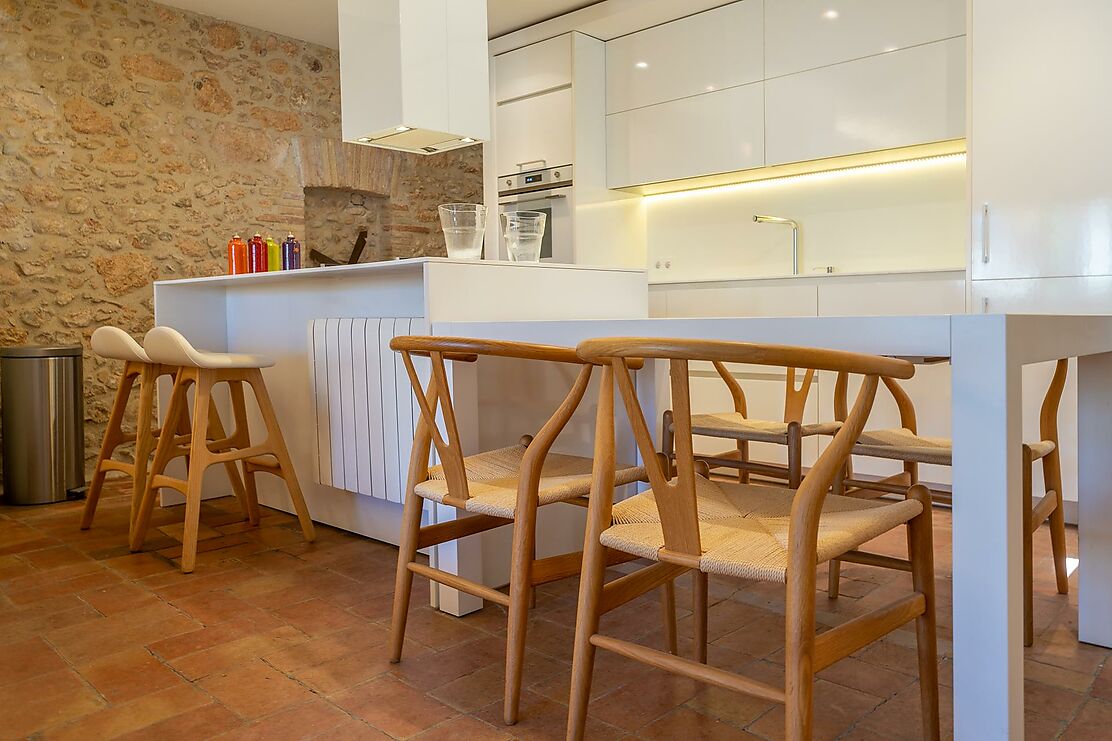 To make the dream of living in a renovated village house in the Empordà come true.