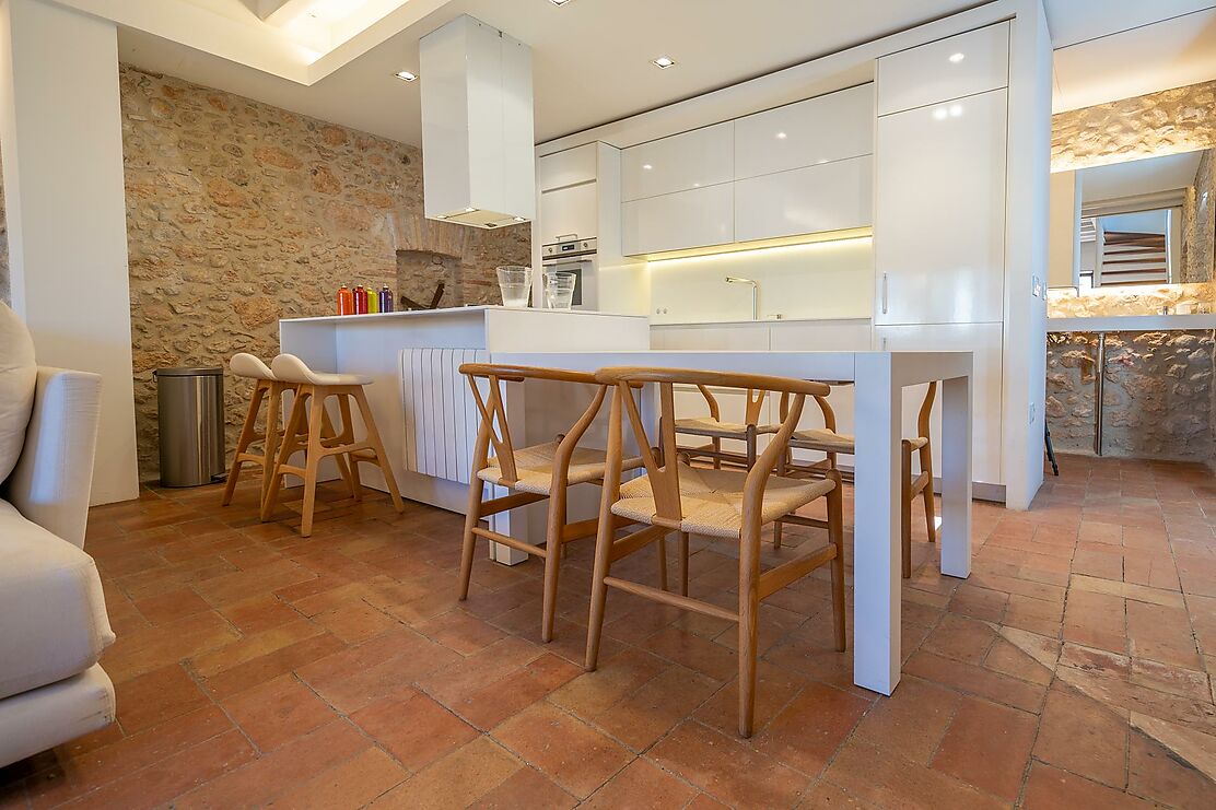 To make the dream of living in a renovated village house in the Empordà come true.