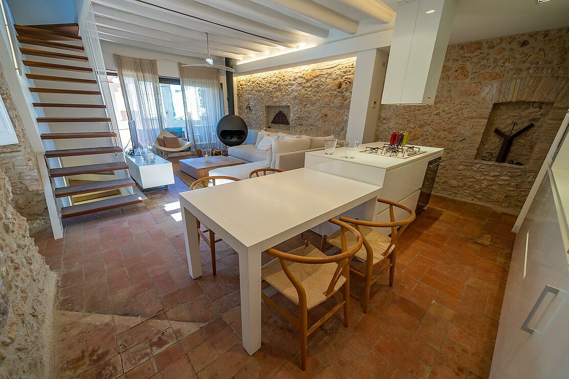 To make the dream of living in a renovated village house in the Empordà come true.