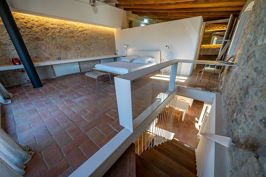 To make the dream of living in a renovated village house in the Empordà come true.