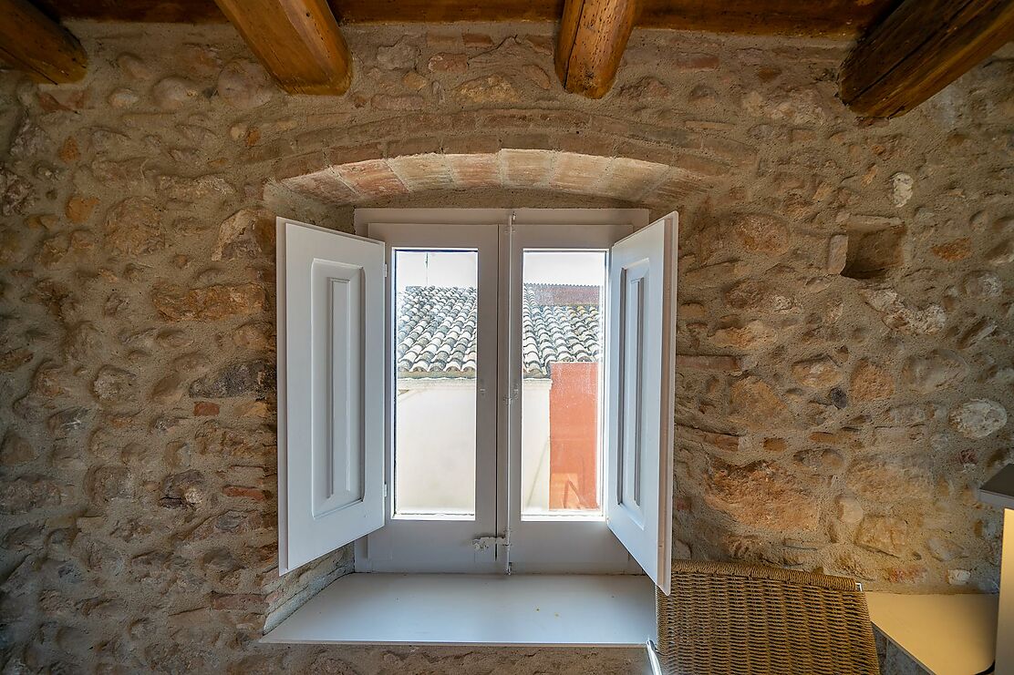 To make the dream of living in a renovated village house in the Empordà come true.