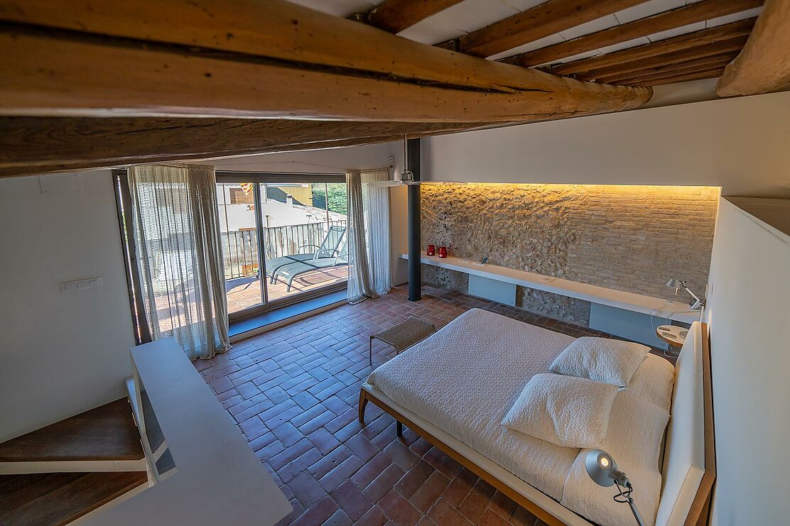 To make the dream of living in a renovated village house in the Empordà come true.