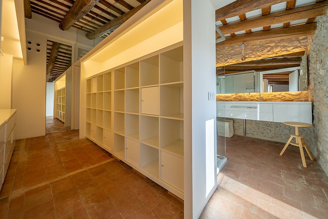 To make the dream of living in a renovated village house in the Empordà come true.