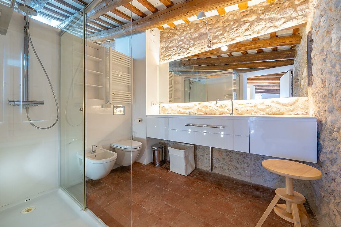 To make the dream of living in a renovated village house in the Empordà come true.