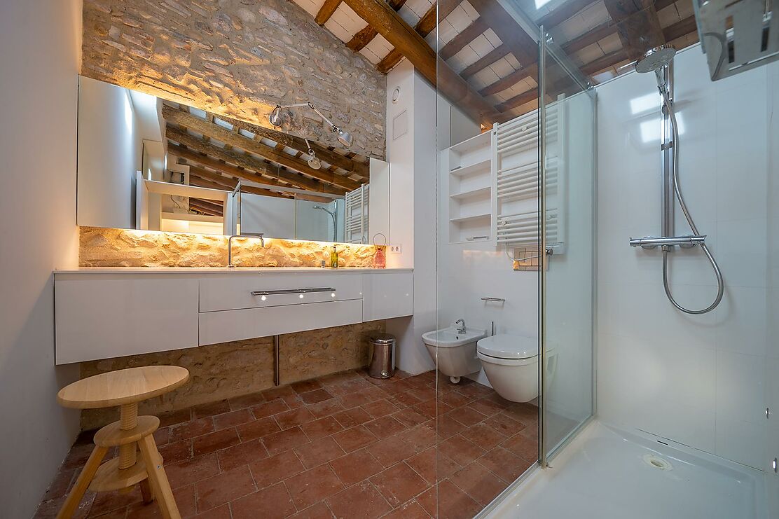 Pour réaliser le rêve de vivre dans une maison de village rénovée de l'Empordà.