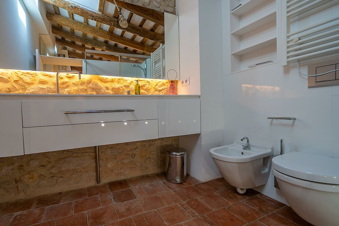 To make the dream of living in a renovated village house in the Empordà come true.