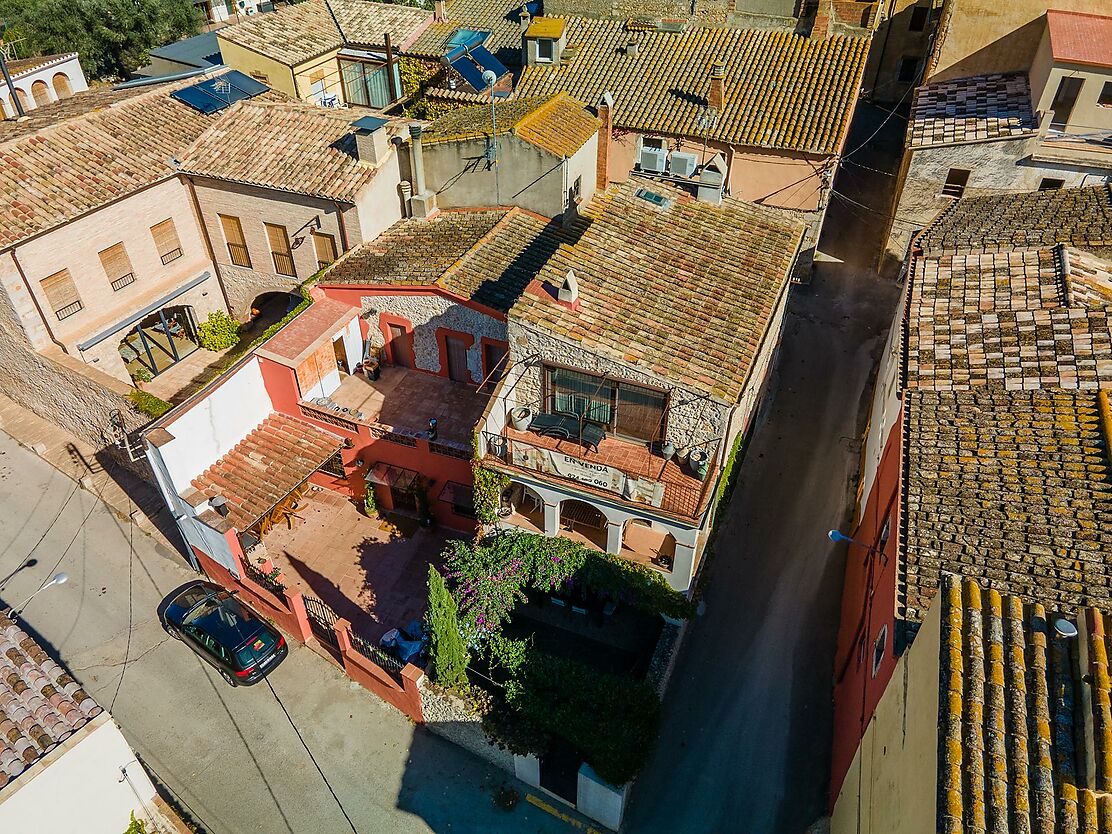 Pour réaliser le rêve de vivre dans une maison de village rénovée de l'Empordà.