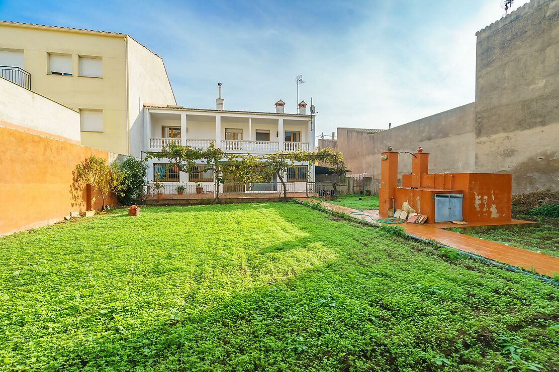 Casa familiar amb jardí i garatge en una acollidora zona de Palafrugell.