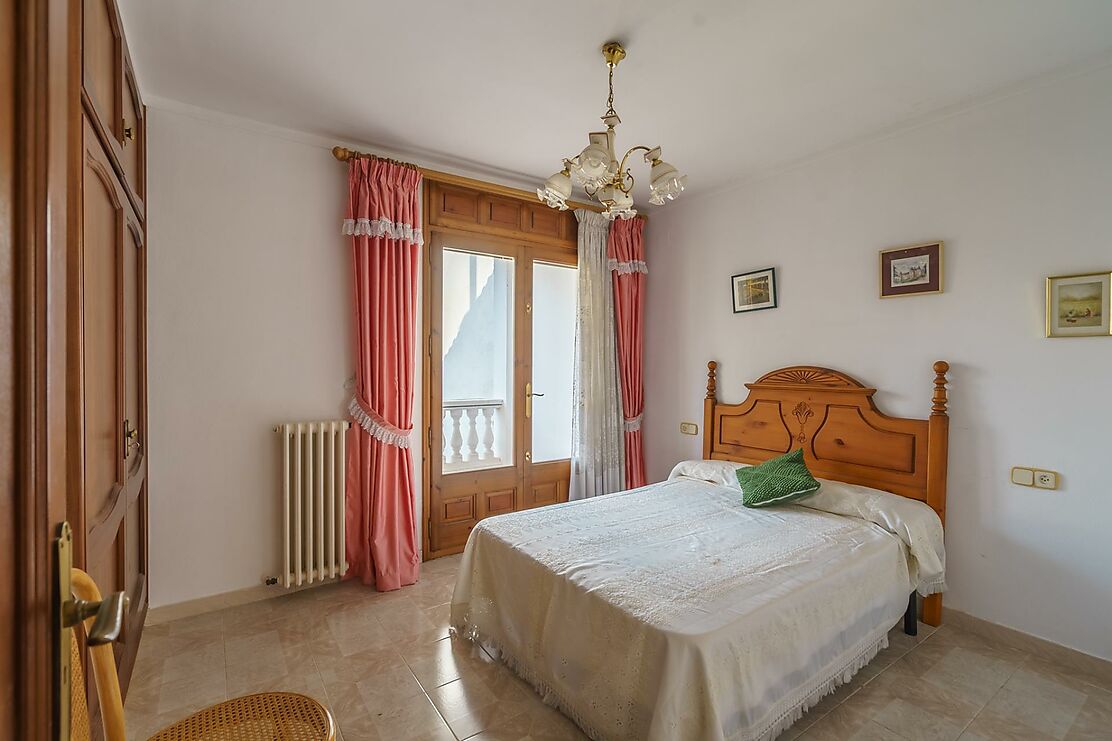 Family house with garden and garage in a cozy area of Palafrugell.