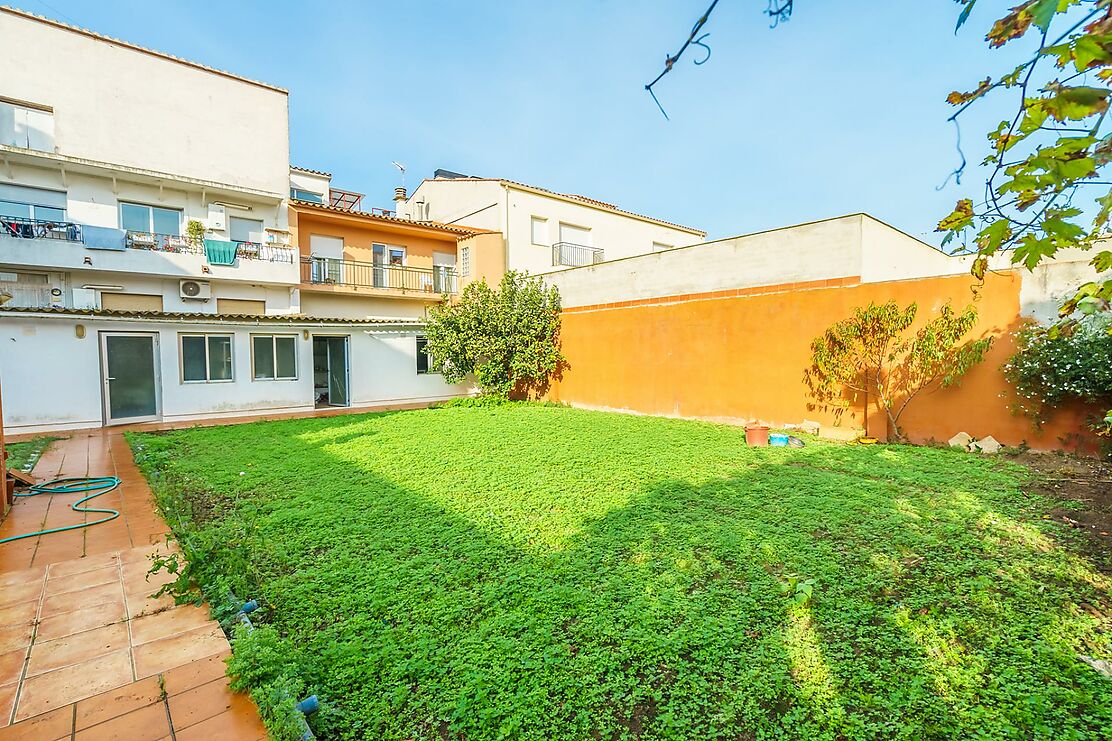 Casa familiar amb jardí i garatge en una acollidora zona de Palafrugell.