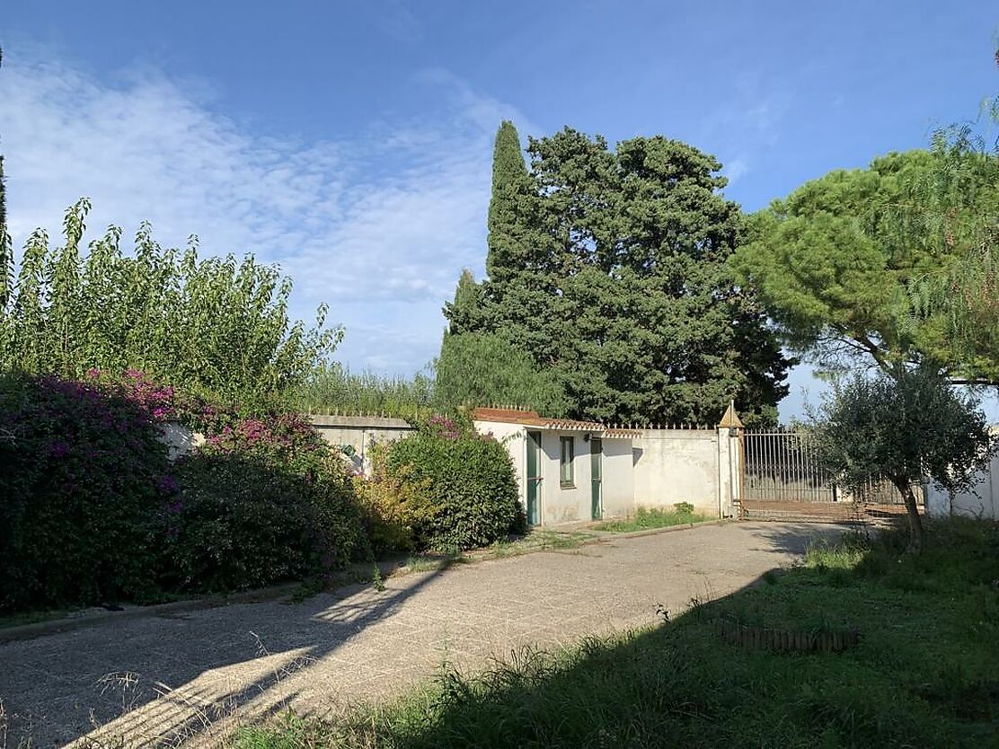 Spacious house with garage and garden  in Riumors