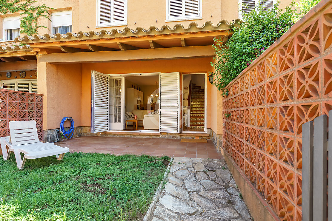 IMPECABLE CASA ADOSSADA A CALELLA DE PALAFRUGELL.