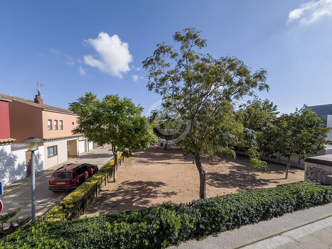 Casa de dos plantas cerca del pueblo: espaciosa y cómoda.