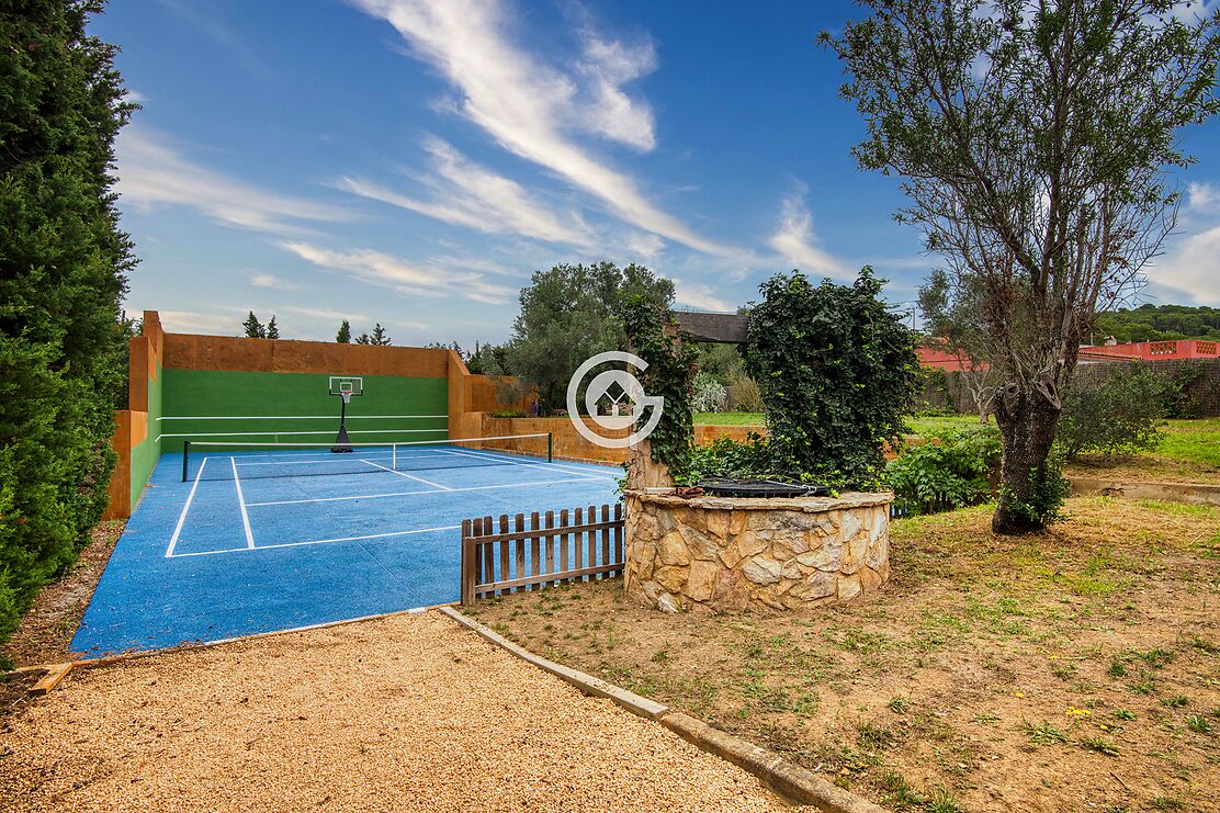 Jolie maison de campagne avec court de tennis et piscine à vendre à Palafrugell