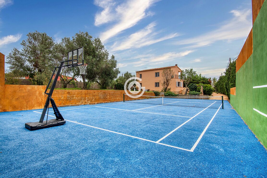 Bonica casa de camp amb pista de tennis i piscina en venda a Palafrugell