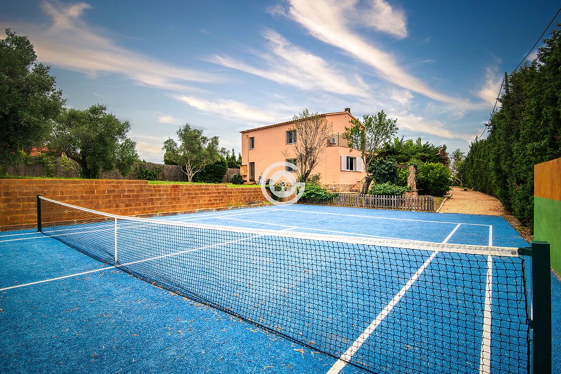 Jolie maison de campagne avec court de tennis et piscine à vendre à Palafrugell