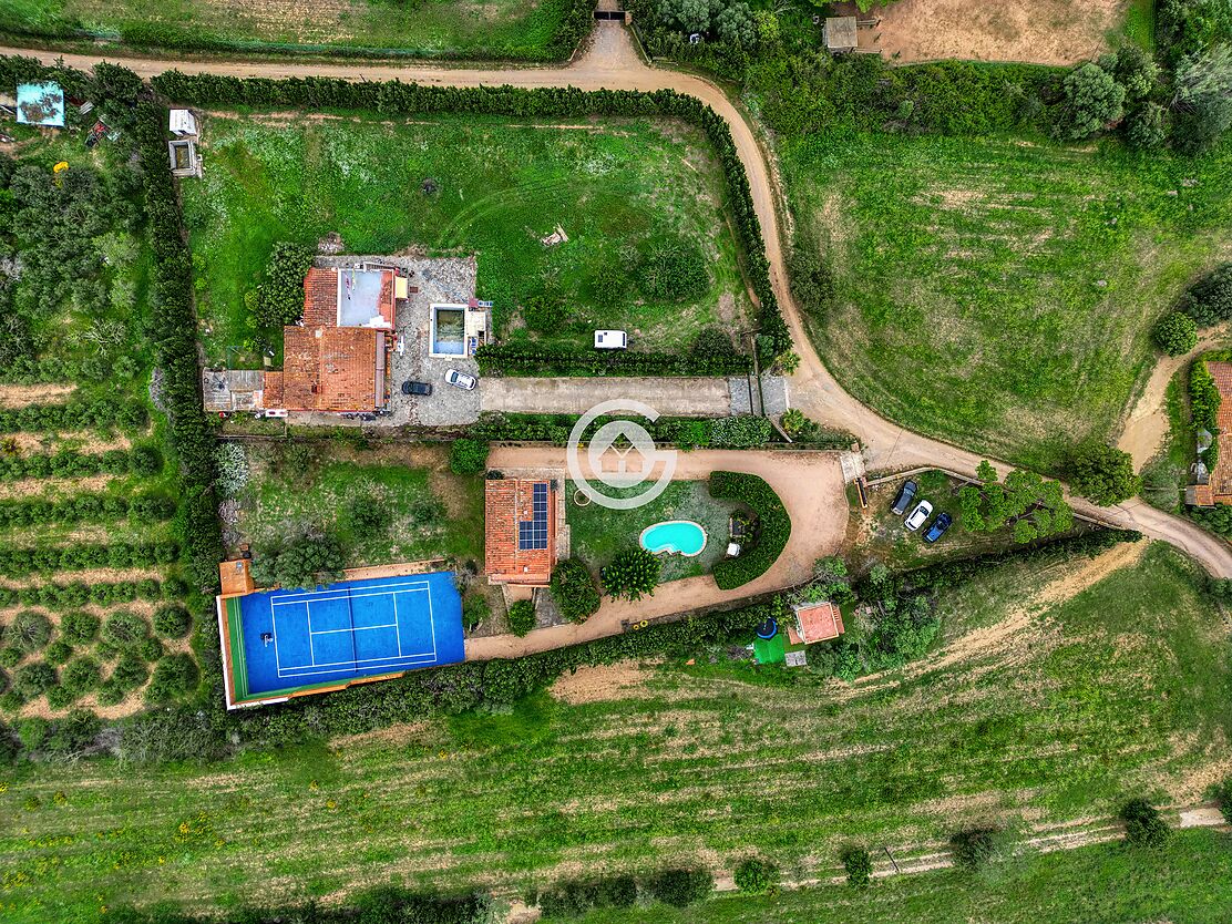 Bonica casa de camp amb pista de tennis i piscina en venda a Palafrugell