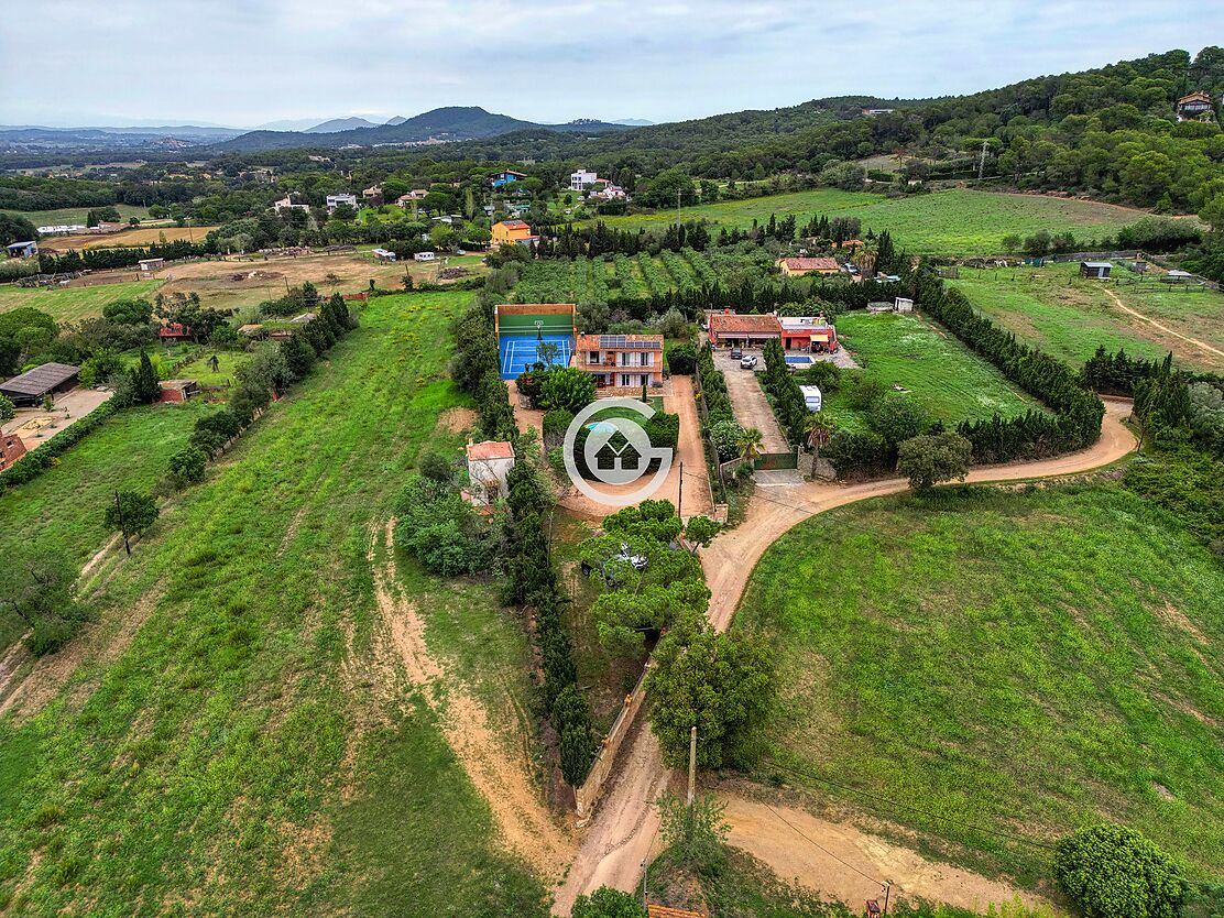 Bonica casa de camp amb pista de tennis i piscina en venda a Palafrugell