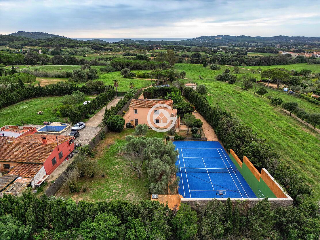 Bonica casa de camp amb pista de tennis i piscina en venda a Palafrugell