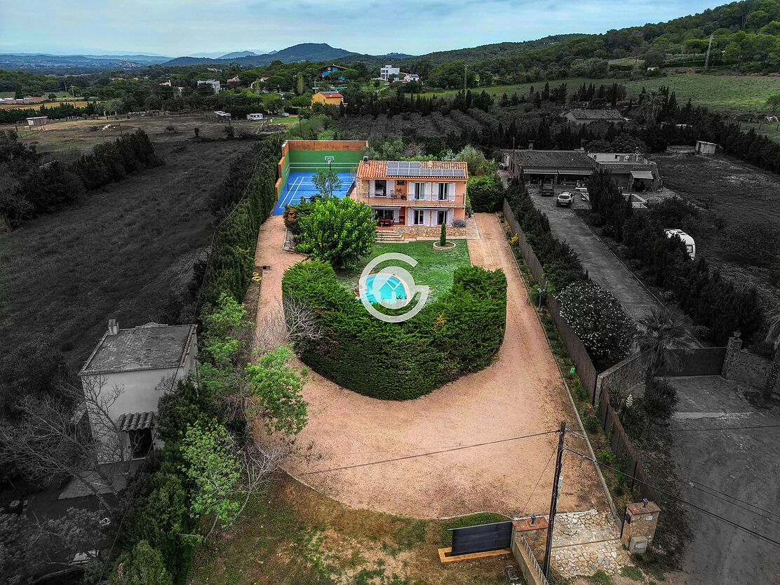 Jolie maison de campagne avec court de tennis et piscine à vendre à Palafrugell