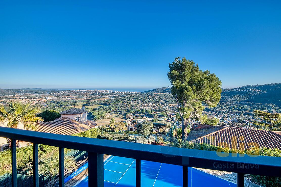 Encantadora casa amb vistes panoràmiques i piscina.