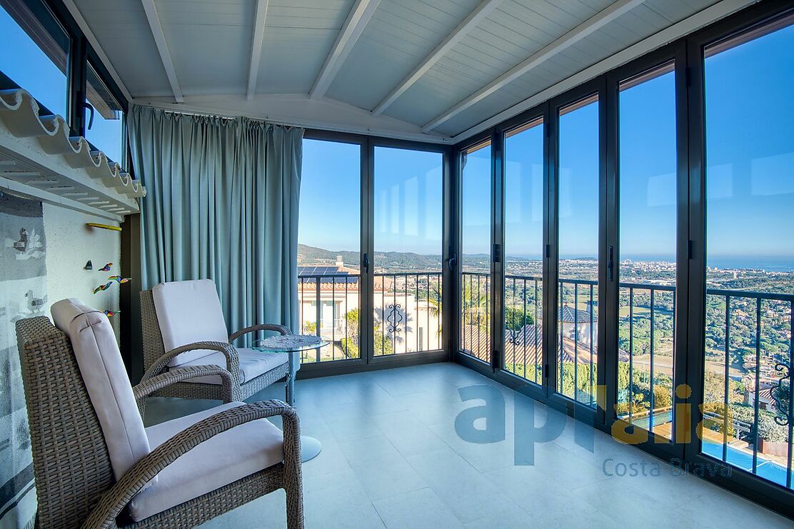 Encantadora casa amb vistes panoràmiques i piscina.