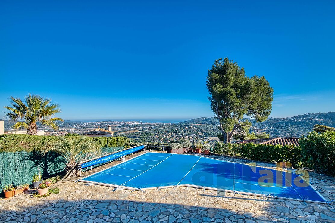 Encantadora casa amb vistes panoràmiques i piscina.