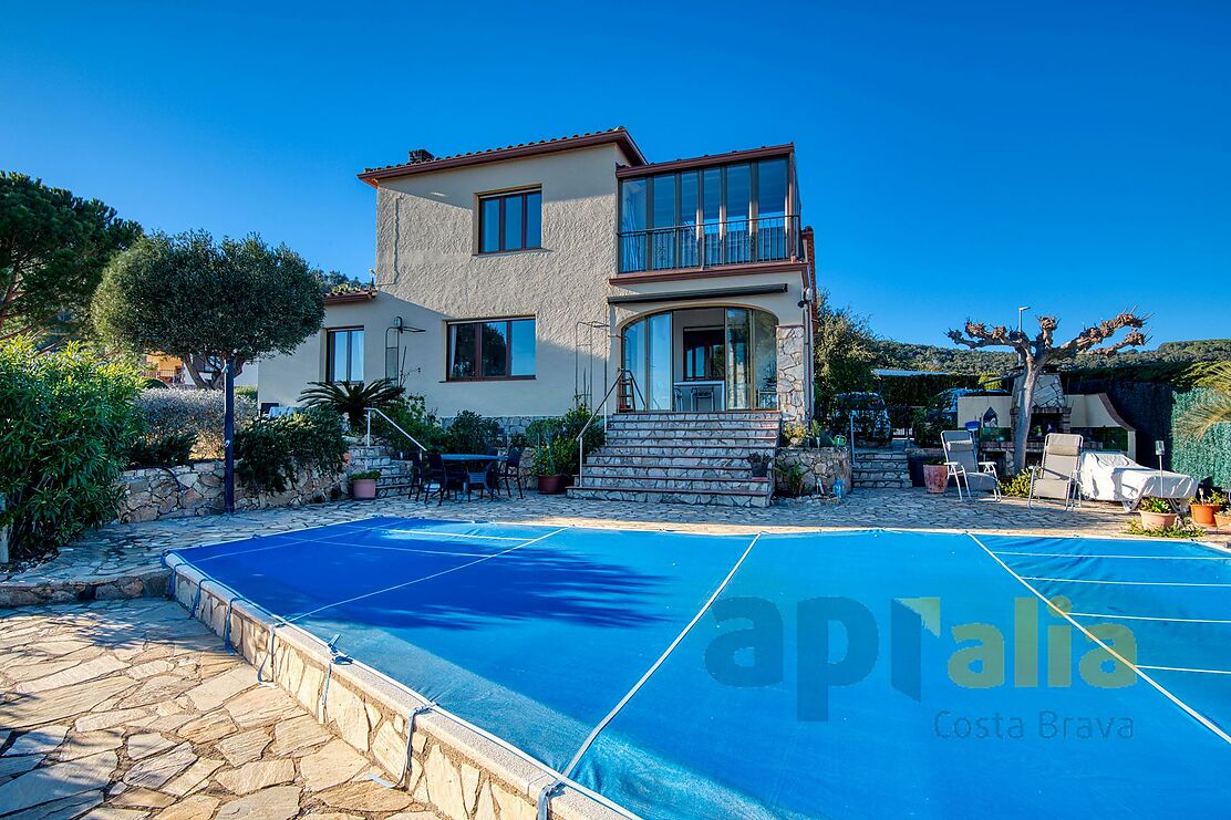 Encantadora casa amb vistes panoràmiques i piscina.