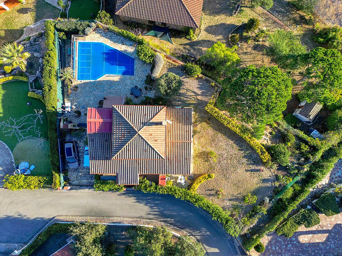 Encantadora casa amb vistes panoràmiques i piscina.