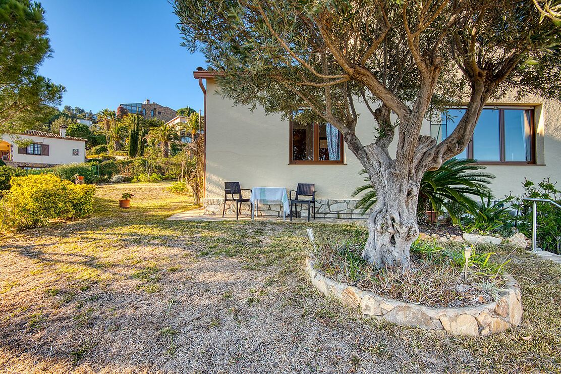 Encantadora casa amb vistes panoràmiques i piscina.